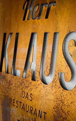 Unsere Beschilderung im Herr Klaus das Restaurant in Neustift - clean und stylisch.